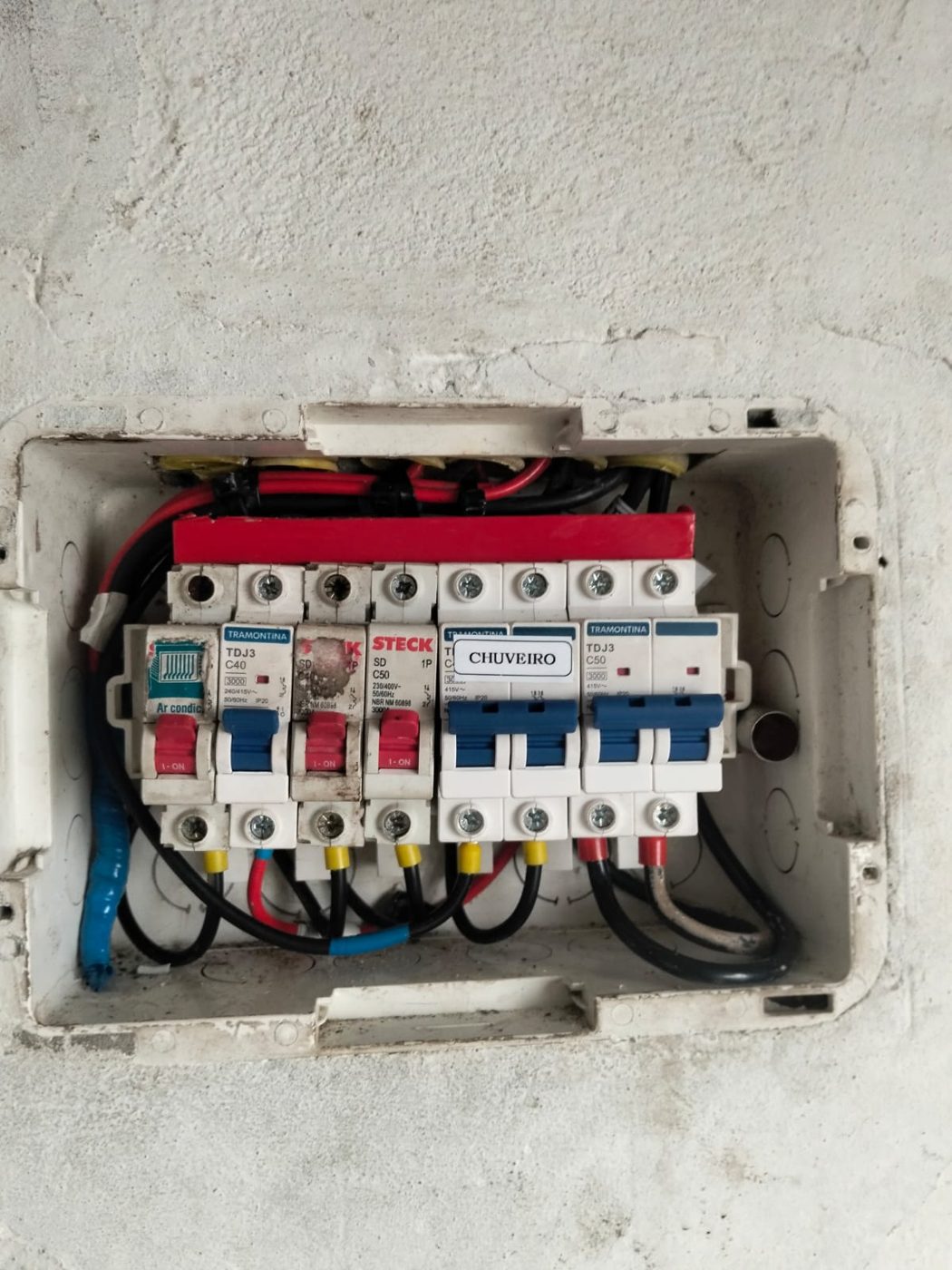 Quadro de distribuição com disjuntores identificados