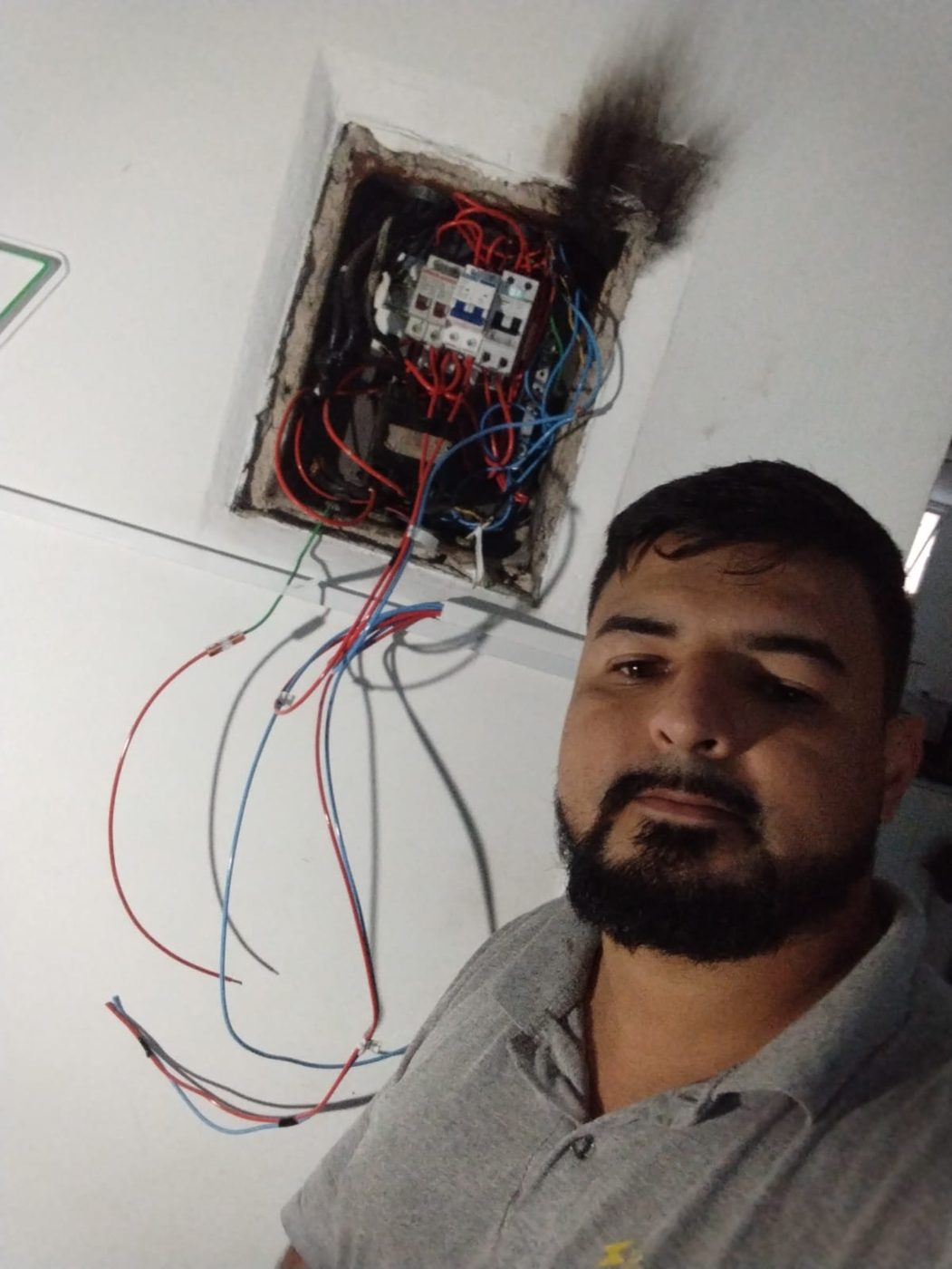 Quadro elétrico queimado atendido em urgência