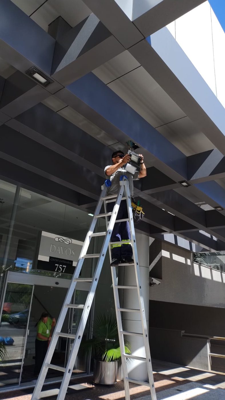 Instalação de iluminação em fachada, em altura
