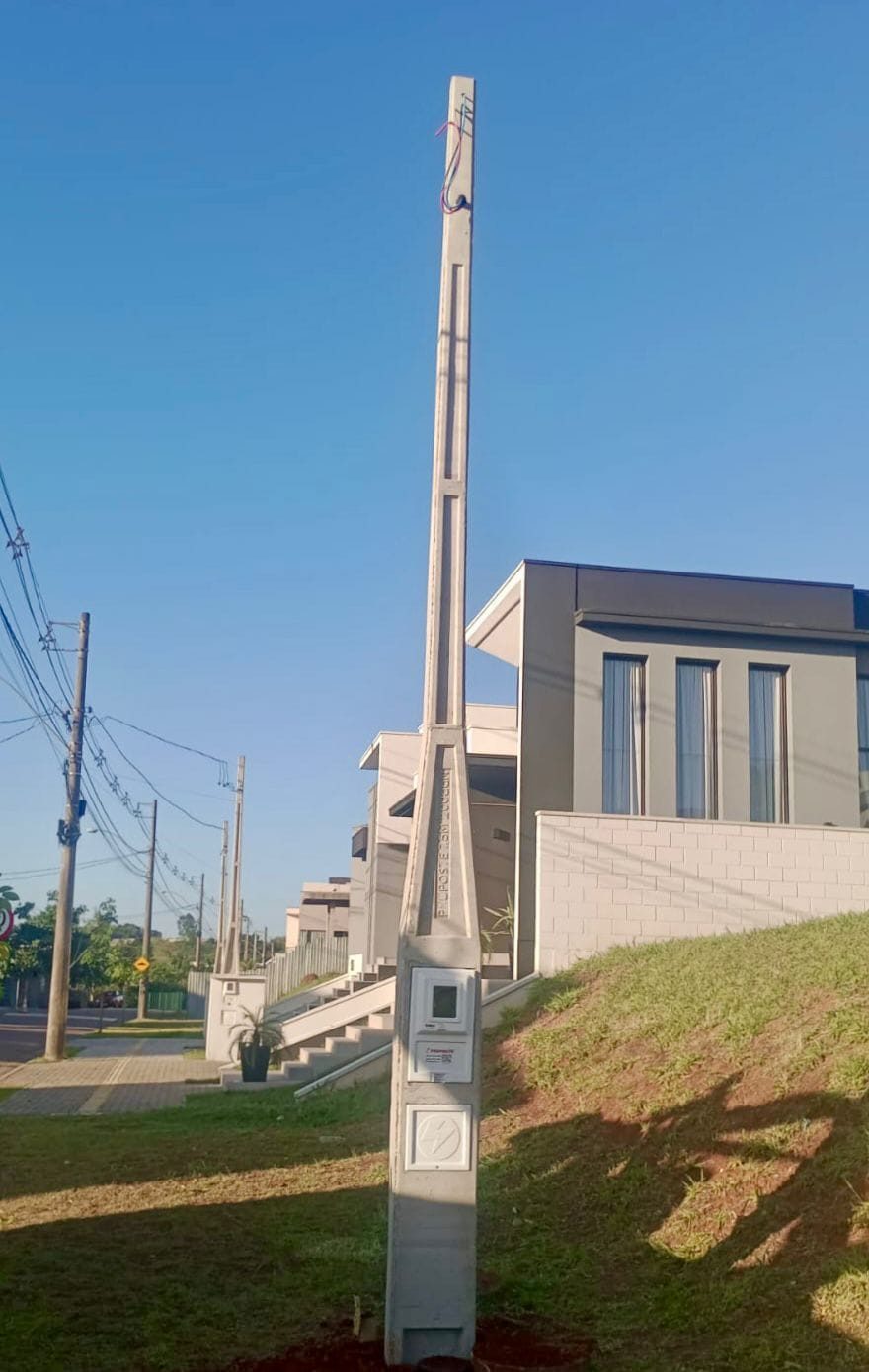 Poste padrão com caixa de medição instalado
