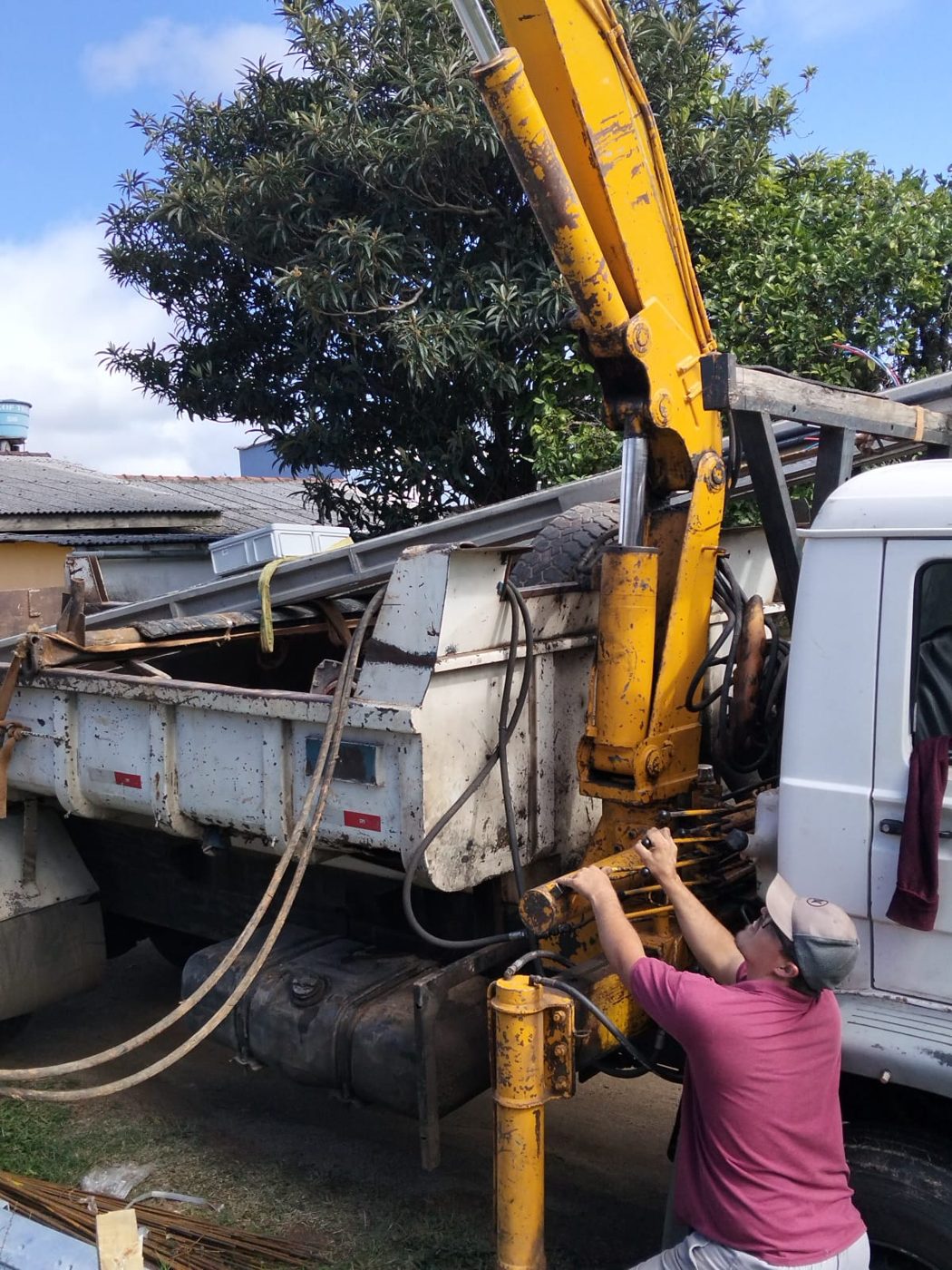 Içamento com munck — Poste posicionado com segurança