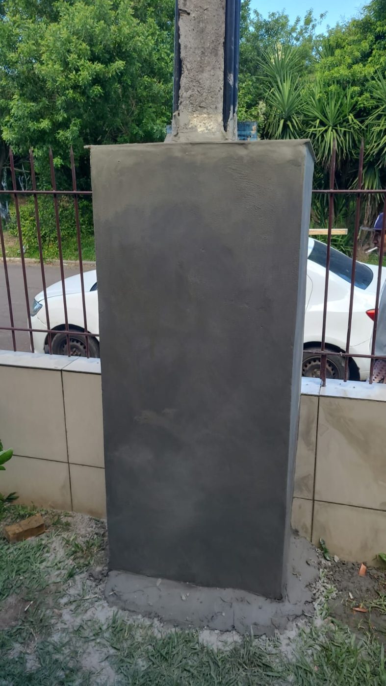 Mureta de alvenaria do padrão — Base rebocada e acabada