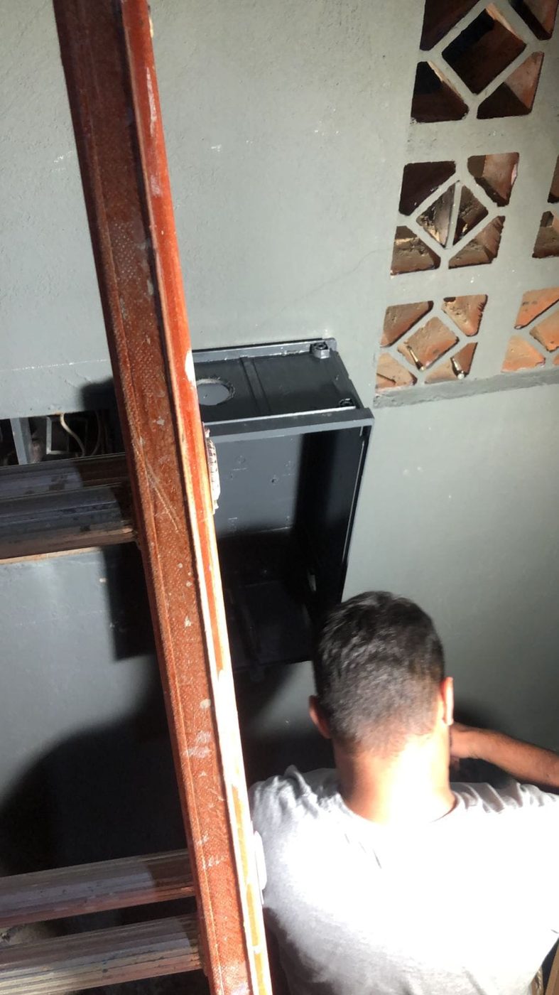 Instalação de caixa durante a obra