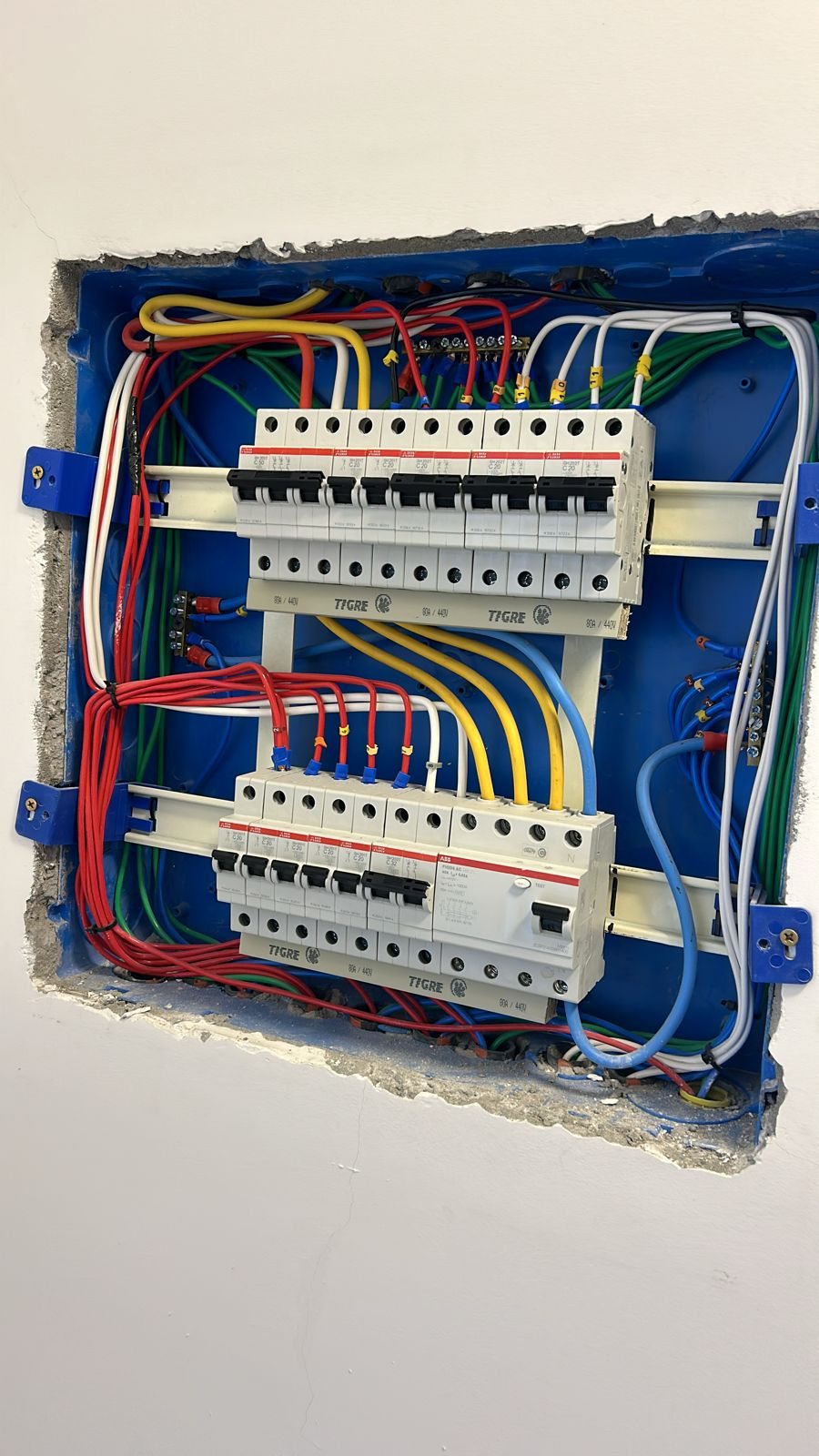 Quadro com fiação organizada por cor