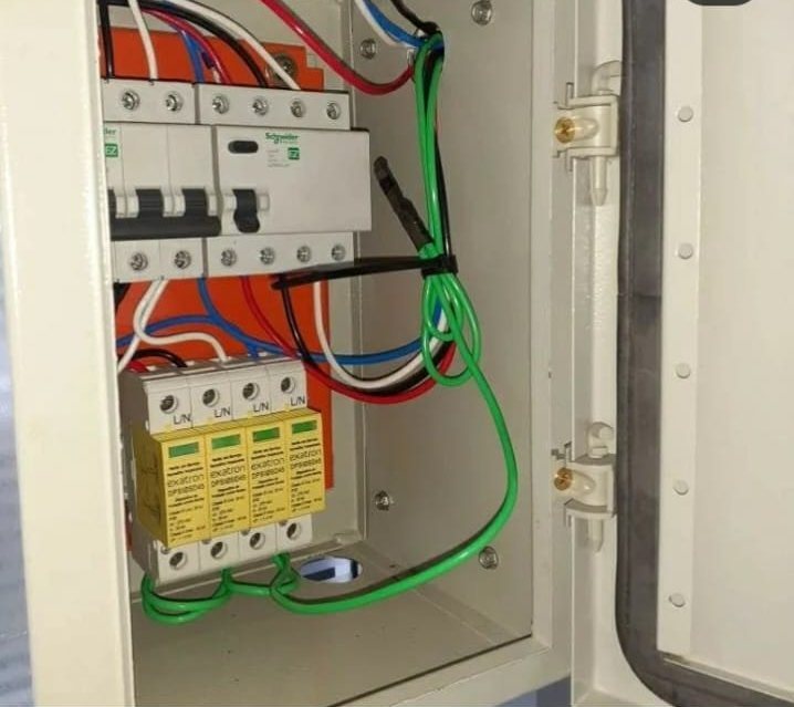 Quadro com dispositivos de proteção contra surto