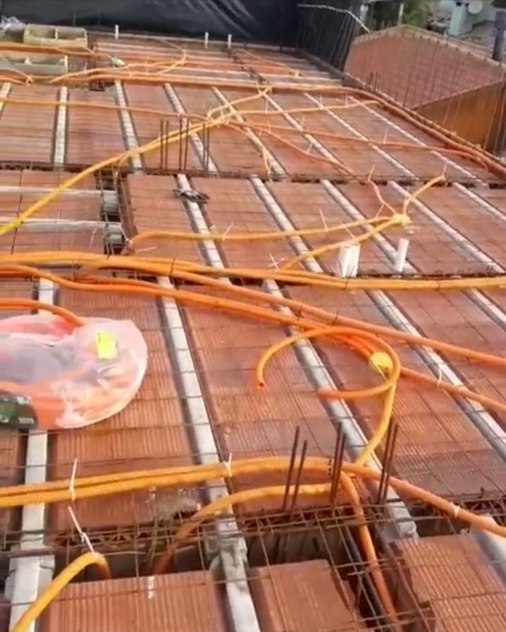 Infraestrutura elétrica na laje de uma pequena construção