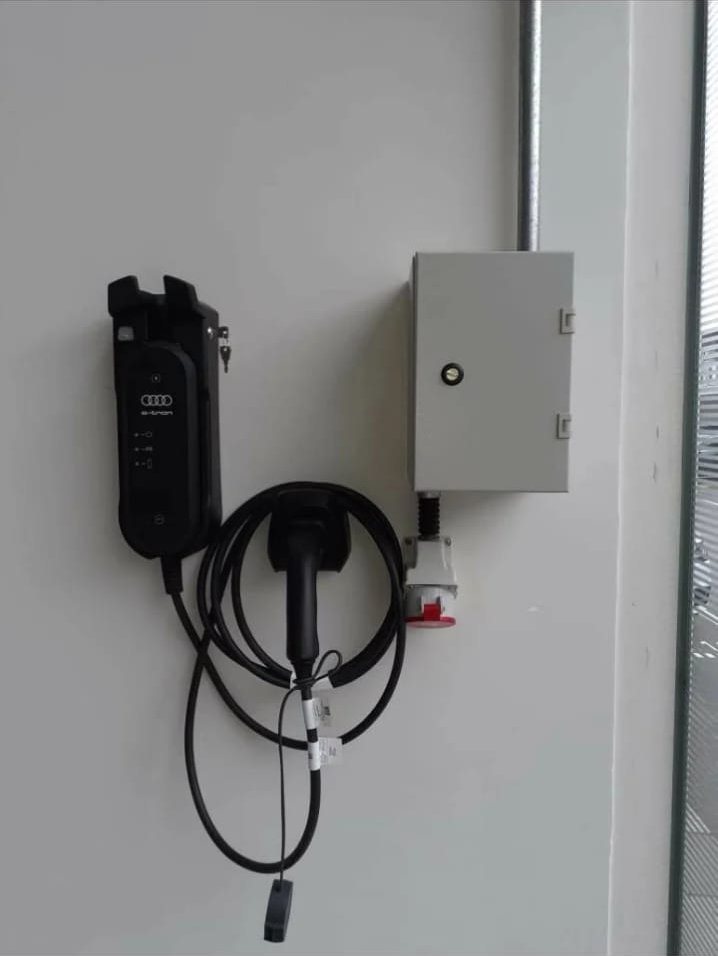 Carregador veicular instalado com quadro de proteção