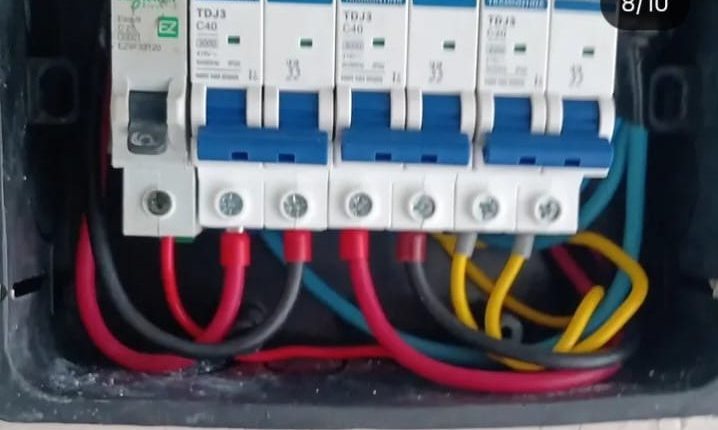 Quadro de disjuntores bem organizado