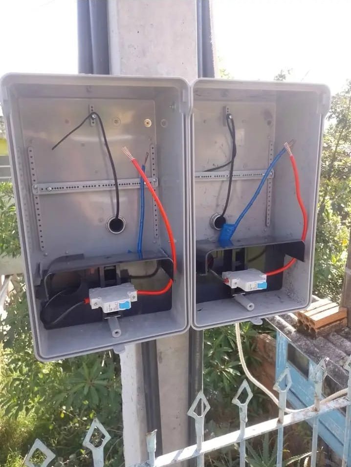 Caixas de medição duplas — Duas unidades no mesmo poste