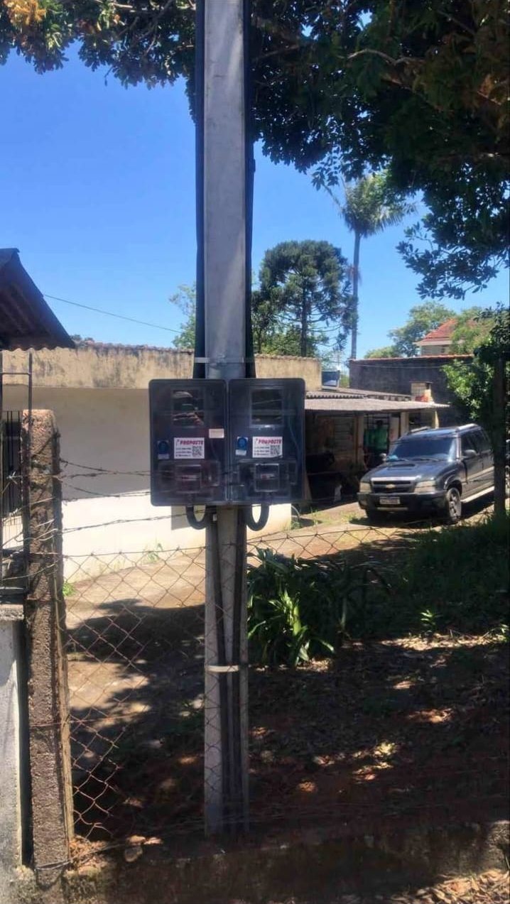 Poste com caixa de medição — Pronto para a ligação da concessionária