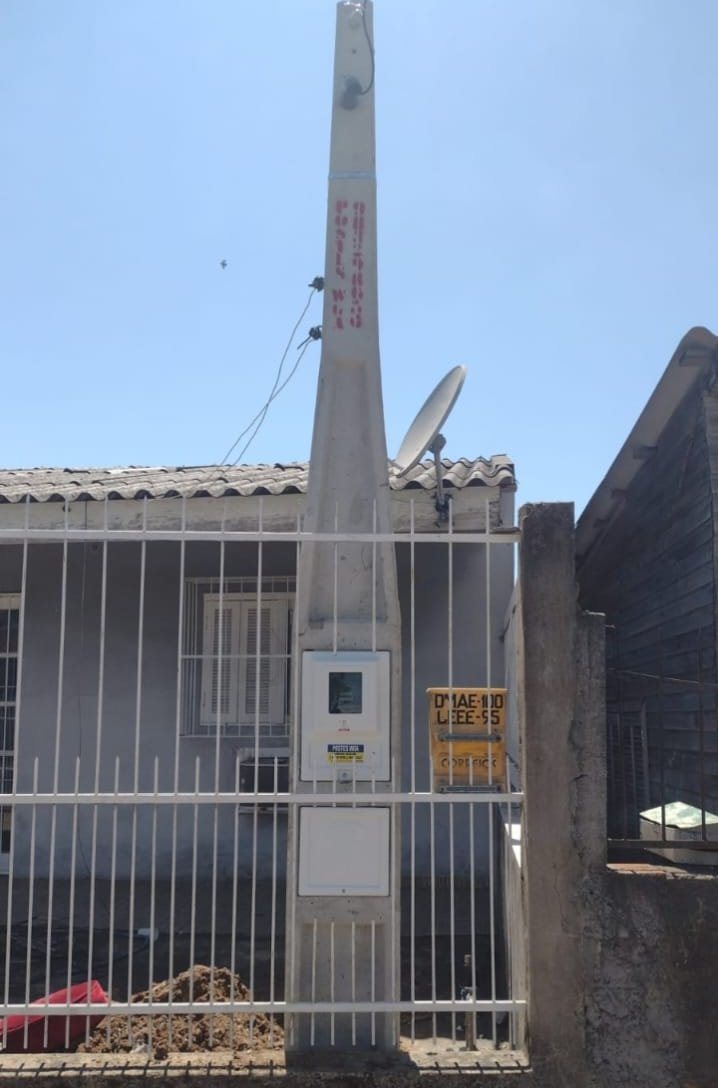 Poste padrão residencial — Com caixa de medição na frente do imóvel