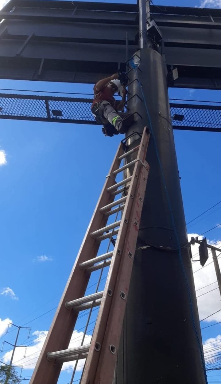 Ligação no alto do poste — Trabalho em altura com segurança
