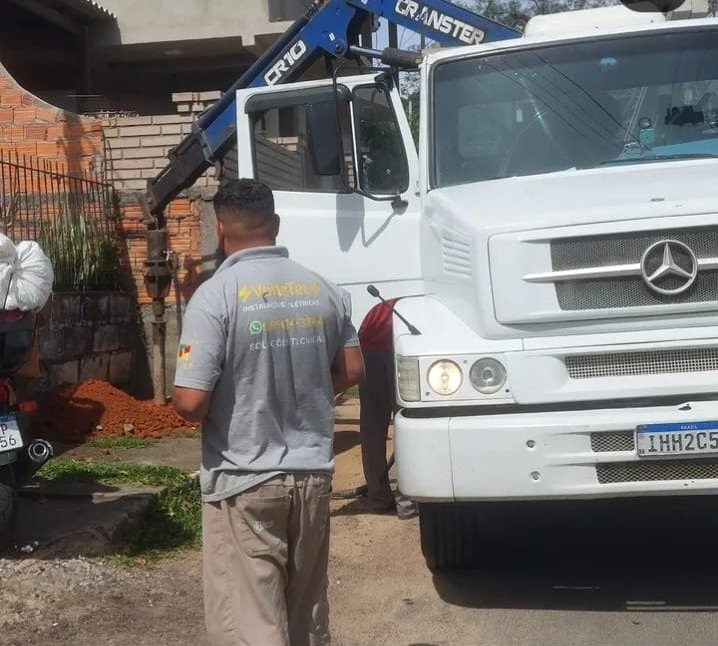 Entrega com caminhão munck — Transporte do poste até o local