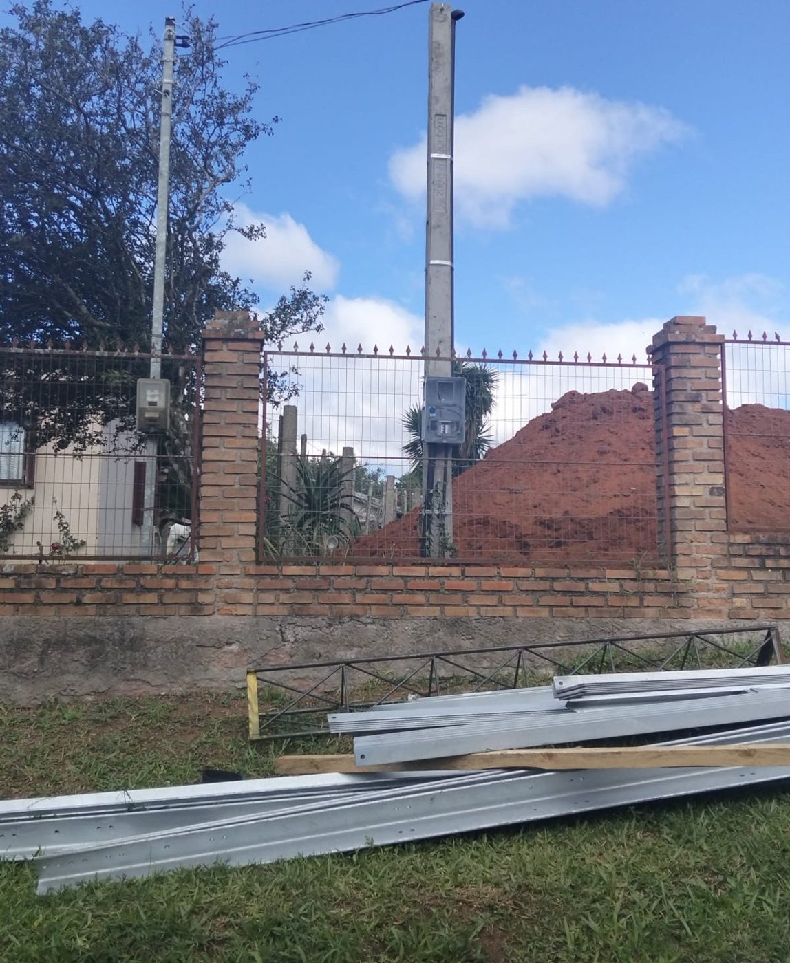Poste padrão instalado — Fixação firme junto ao muro