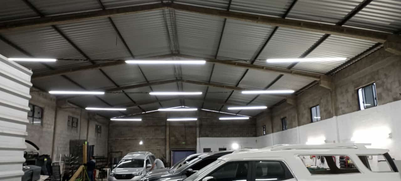 Galpão com iluminação instalada